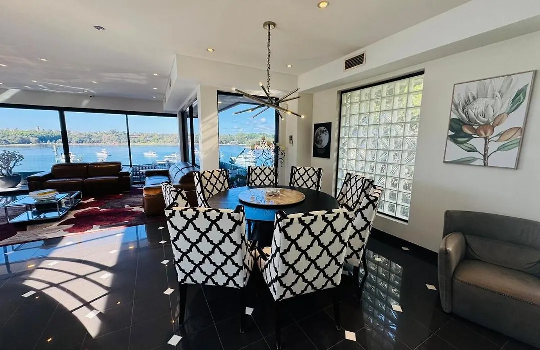 Luxury 6Beds Waterfront Retreat-1