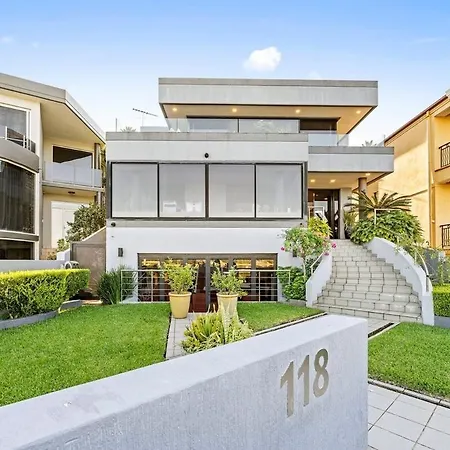 Luxury 6Beds Waterfront Retreat-3